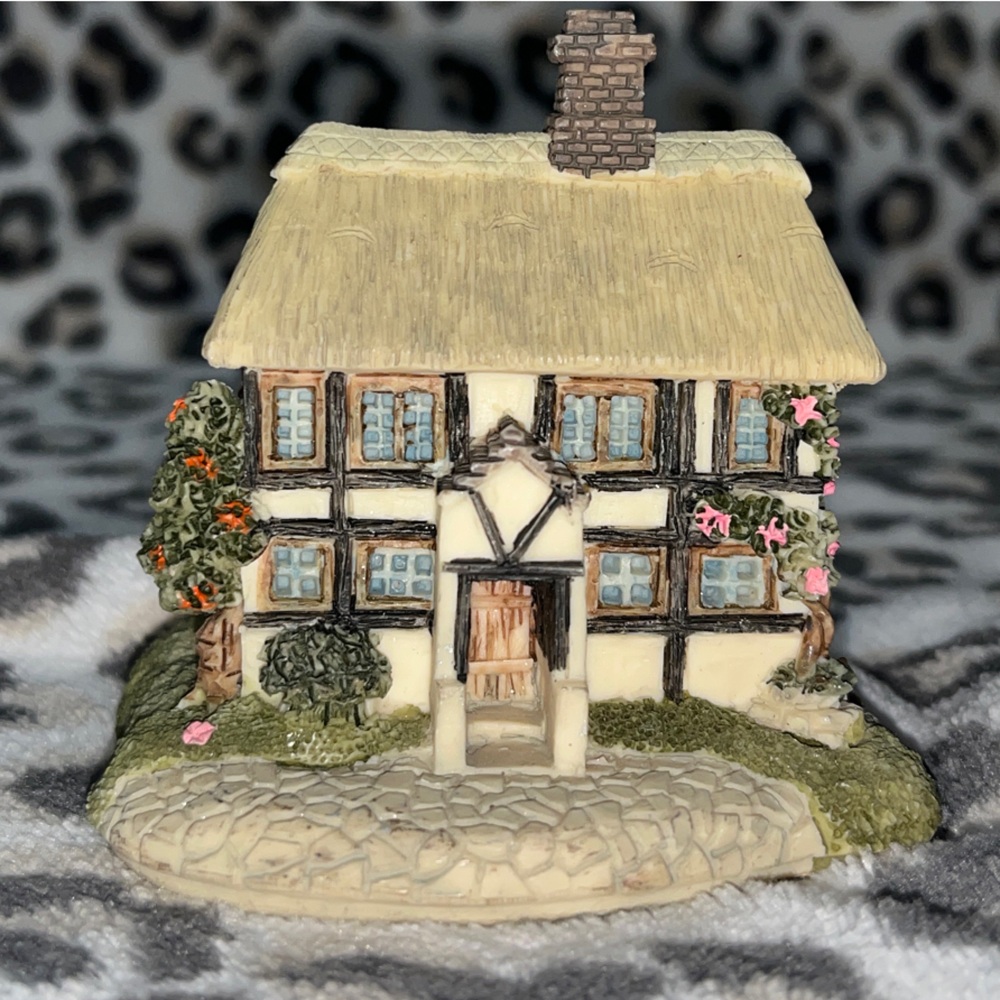 Miniature Olde English Cottage Figurine